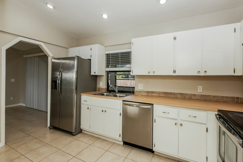 1,730/Mo, 2126 SW 14th Ave Cape Coral, FL 33991 Kitchen View 2