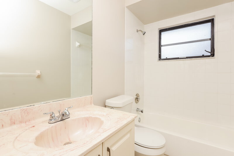 1,730/Mo, 2126 SW 14th Ave Cape Coral, FL 33991 Bathroom View