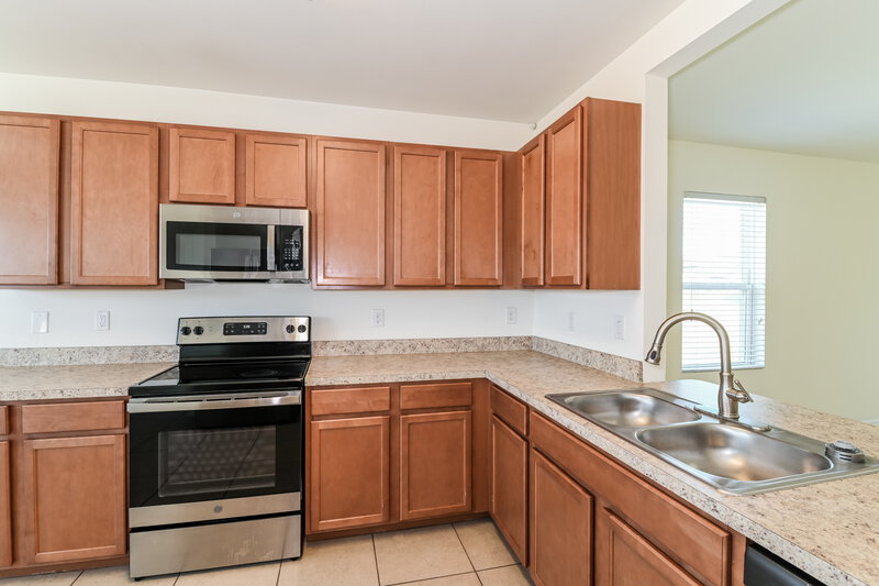 2,160/Mo, 2605 SE 4th Ave Cape Coral, FL 33904 Kitchen View