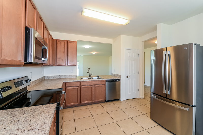 2,160/Mo, 2605 SE 4th Ave Cape Coral, FL 33904 Kitchen View 2