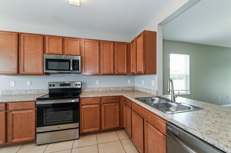 1,685/Mo, 2605 SE 4th Ave Cape Coral, FL 33904 Kitchen View 2