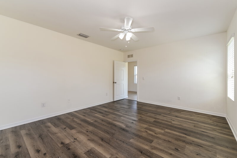 2,160/Mo, 2605 SE 4th Ave Cape Coral, FL 33904 Main Bedroom View 2