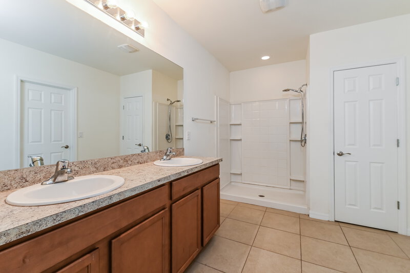 2,160/Mo, 2605 SE 4th Ave Cape Coral, FL 33904 Main Bathroom View