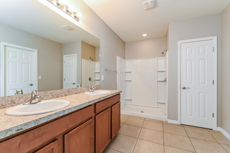 1,685/Mo, 2605 SE 4th Ave Cape Coral, FL 33904 Main Bathroom View