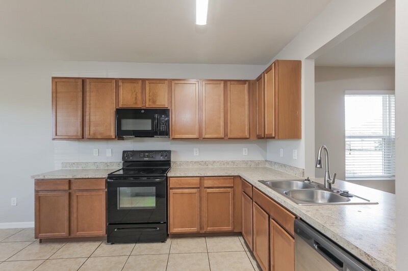1,825/Mo, 320 SE 3rd St Cape Coral, FL 33990 Kitchen View