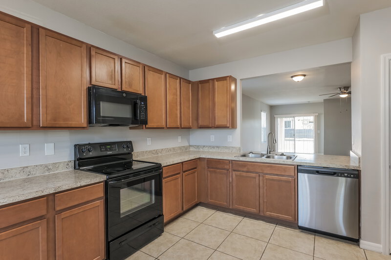 1,825/Mo, 320 SE 3rd St Cape Coral, FL 33990 Kitchen View 2