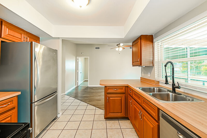 1,835/Mo, 923 SE 19th St Cape Coral, FL 33990 Kitchen View