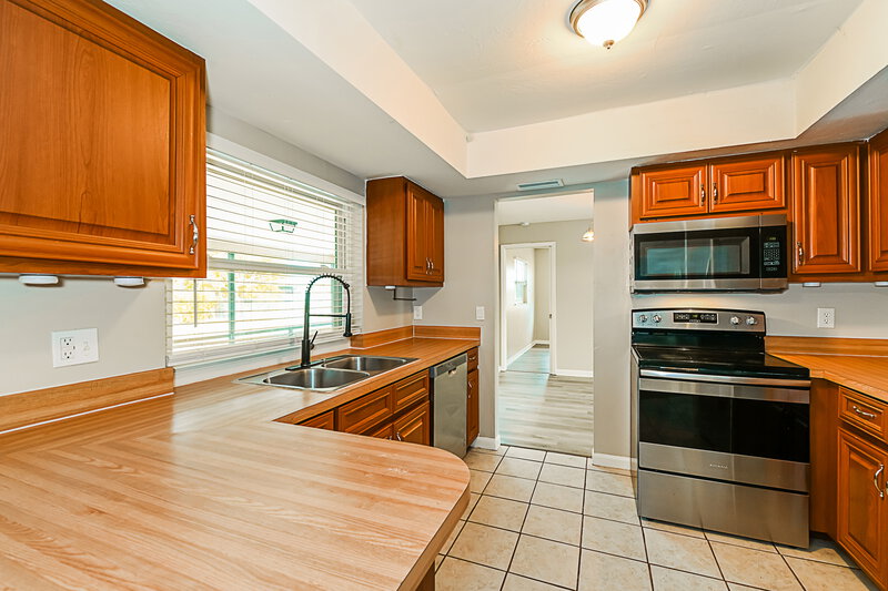 1,835/Mo, 923 SE 19th St Cape Coral, FL 33990 Kitchen View 2