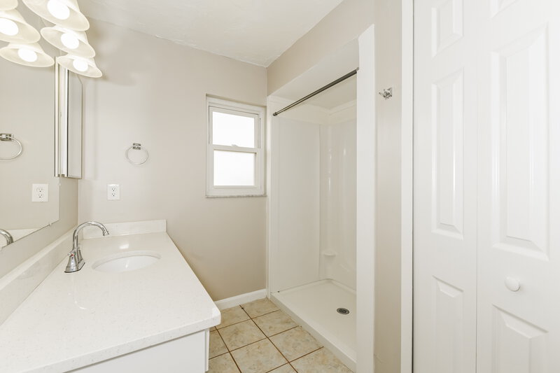 1,835/Mo, 923 SE 19th St Cape Coral, FL 33990 Main Bathroom View