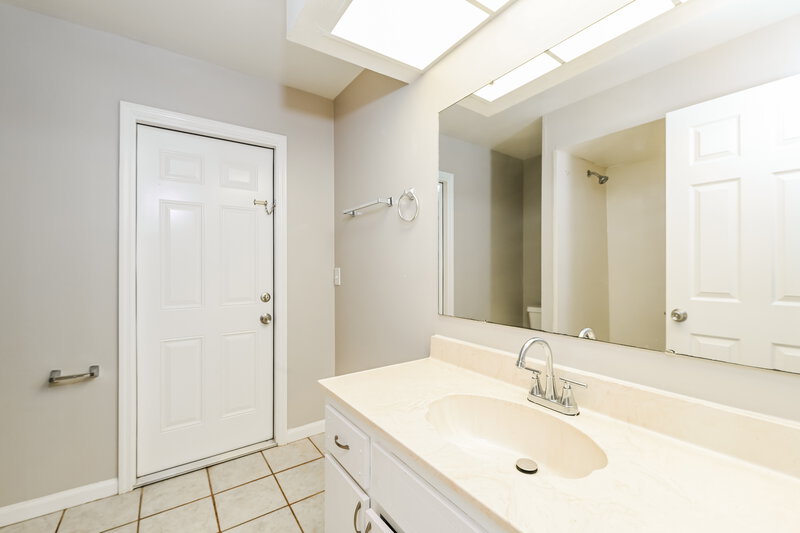 1,835/Mo, 923 SE 19th St Cape Coral, FL 33990 Bathroom View