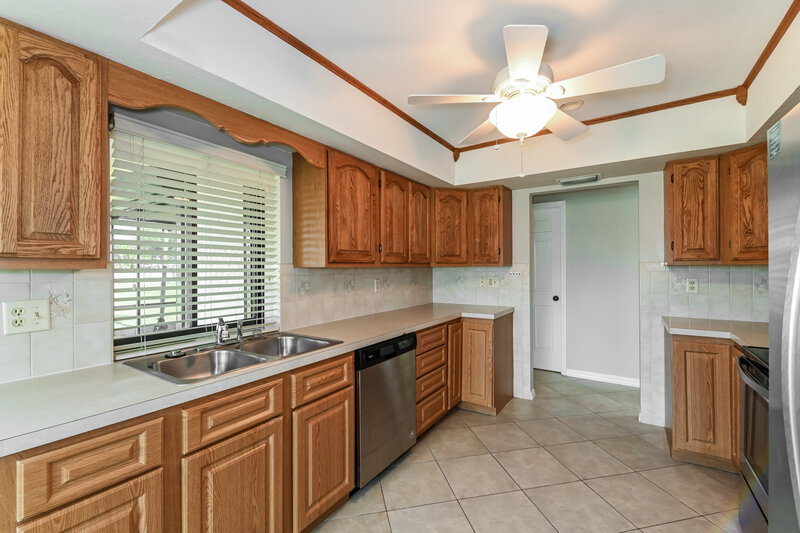 1,715/Mo, 3308 SW 6th Pl Cape Coral, FL 33914 Kitchen View 2