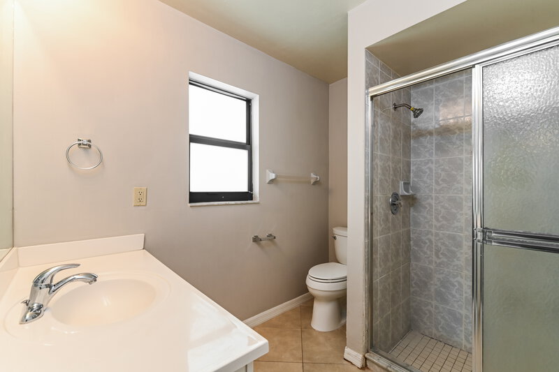 1,715/Mo, 3308 SW 6th Pl Cape Coral, FL 33914 Main Bathroom View