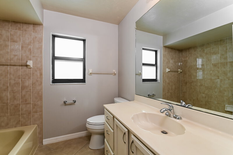 1,715/Mo, 3308 SW 6th Pl Cape Coral, FL 33914 Bathroom View