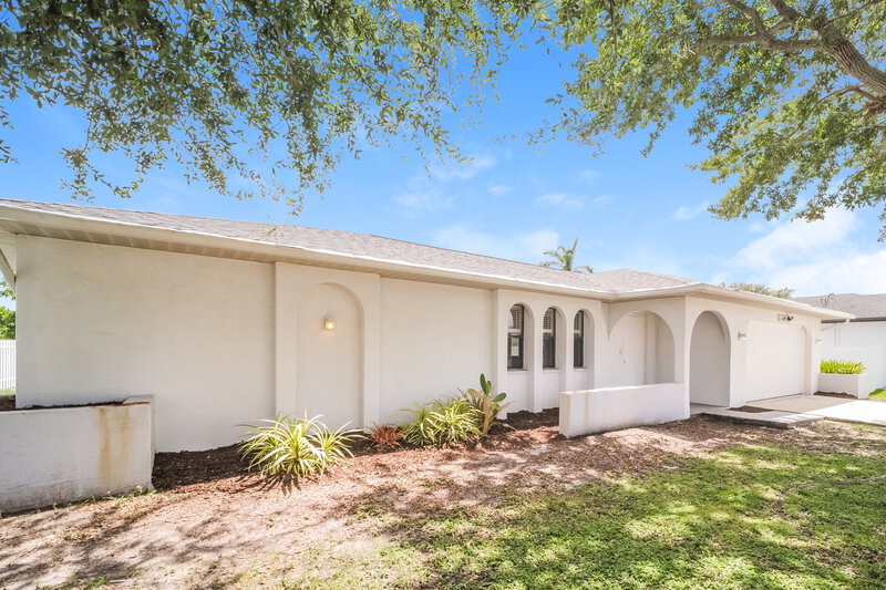 2,090/Mo, 1009 Nicholas Pkwy W Cape Coral, FL 33991 Front View