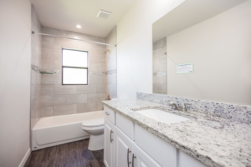 2,220/Mo, 1009 Nicholas Pkwy W Cape Coral, FL 33991 Master Bathroom View