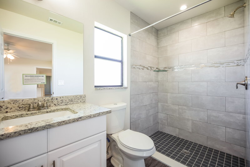 2,220/Mo, 1009 Nicholas Pkwy W Cape Coral, FL 33991 Bathroom View