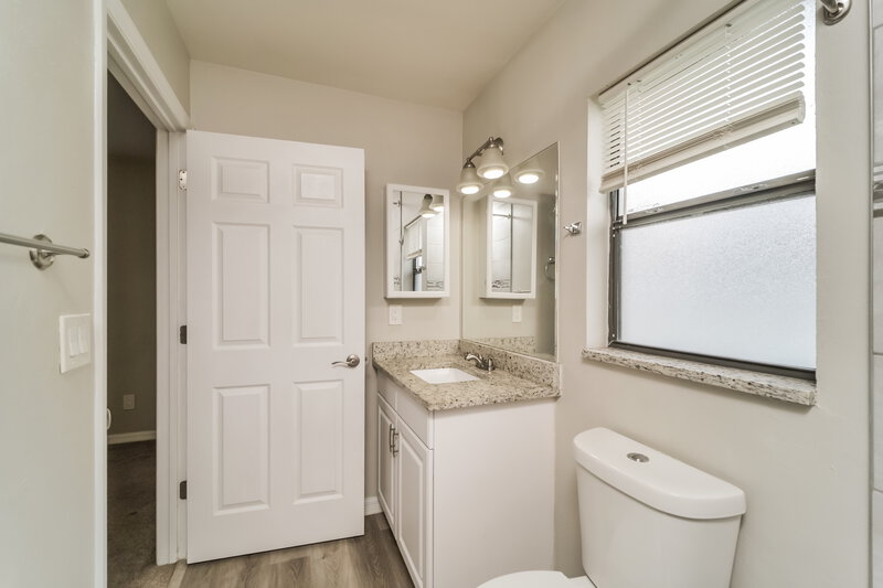 2,090/Mo, 1009 Nicholas Pkwy W Cape Coral, FL 33991 Main Bathroom View
