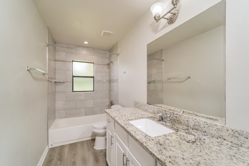 2,090/Mo, 1009 Nicholas Pkwy W Cape Coral, FL 33991 Bathroom View