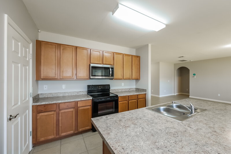 2,285/Mo, 920 SE 22nd St Cape Coral, FL 33990 Kitchen View