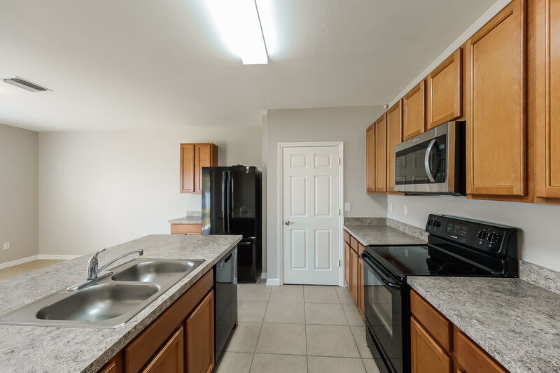 2,285/Mo, 920 SE 22nd St Cape Coral, FL 33990 Kitchen View 2