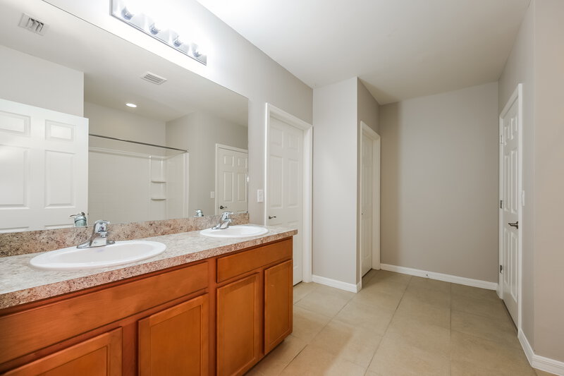 2,285/Mo, 920 SE 22nd St Cape Coral, FL 33990 Main Bathroom View