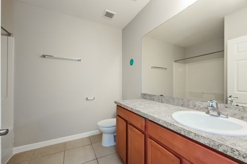 2,285/Mo, 920 SE 22nd St Cape Coral, FL 33990 Main Bathroom View 2