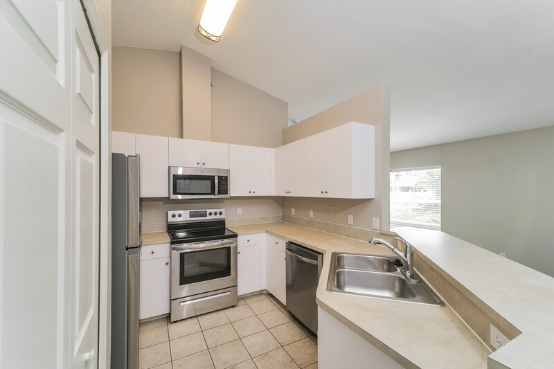 2,190/Mo, 4417 SW 7th Ave Cape Coral, FL 33914 Kitchen View