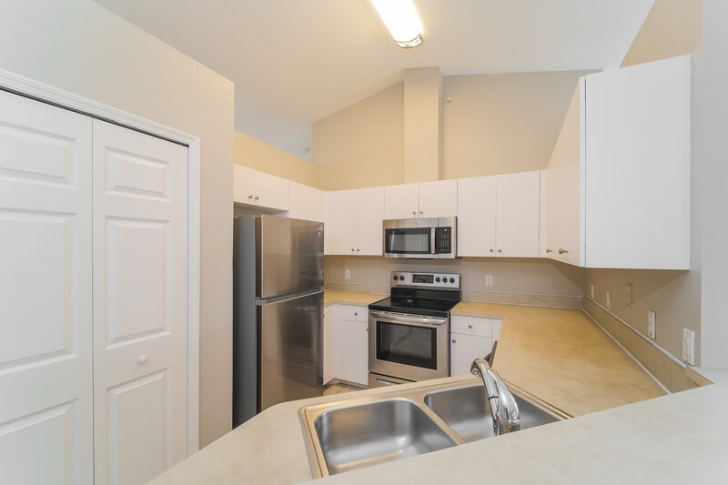 2,190/Mo, 4417 SW 7th Ave Cape Coral, FL 33914 Kitchen View 2
