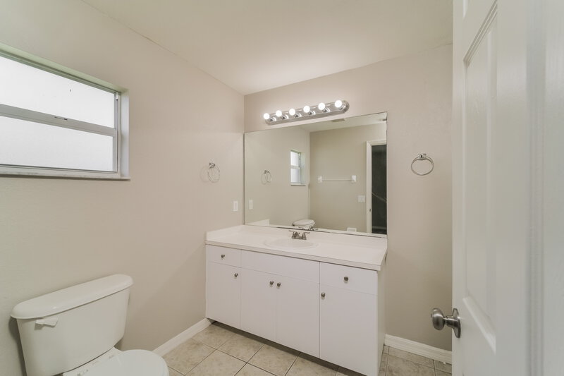 2,190/Mo, 4417 SW 7th Ave Cape Coral, FL 33914 Main Bathroom View