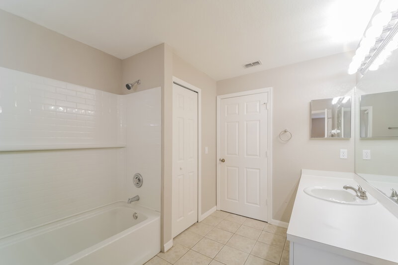 2,190/Mo, 4417 SW 7th Ave Cape Coral, FL 33914 Bathroom View