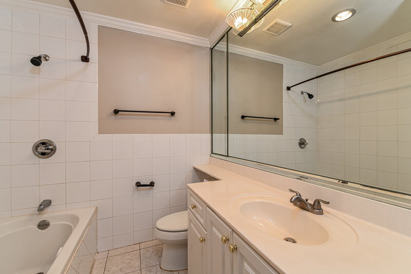 1,915/Mo, 10907 Meadow Lark Cove Dr Fort Myers, FL 33908 Main Bathroom View