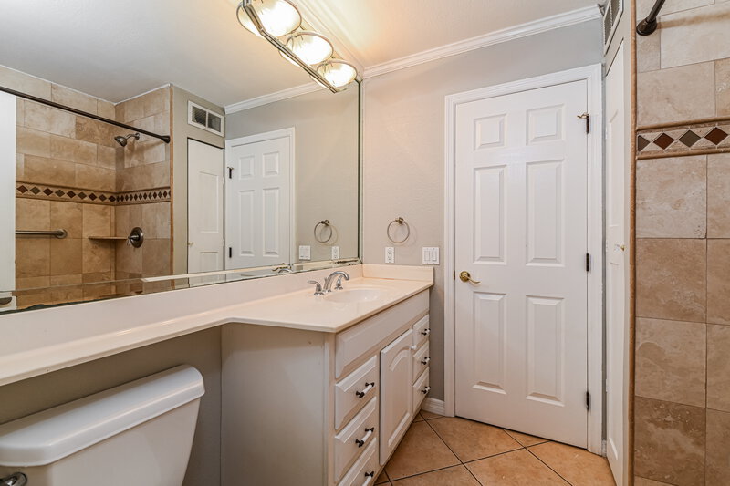 1,915/Mo, 10907 Meadow Lark Cove Dr Fort Myers, FL 33908 Main Bathroom View 2