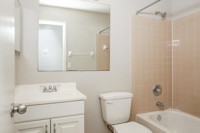 1,590/Mo, 7574 Mesa St North Port, FL 34287 Bathroom View 2