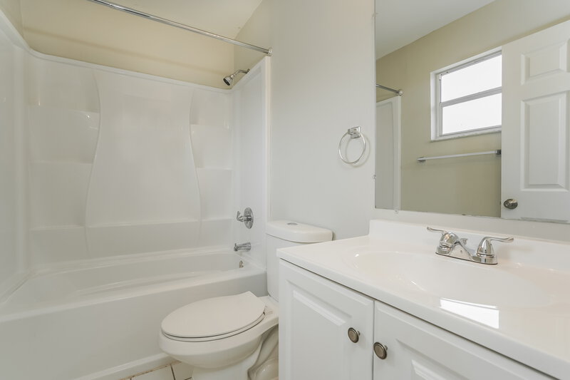 2,605/Mo, 5426 Trammel St Naples, FL 34113 Main Bathroom View