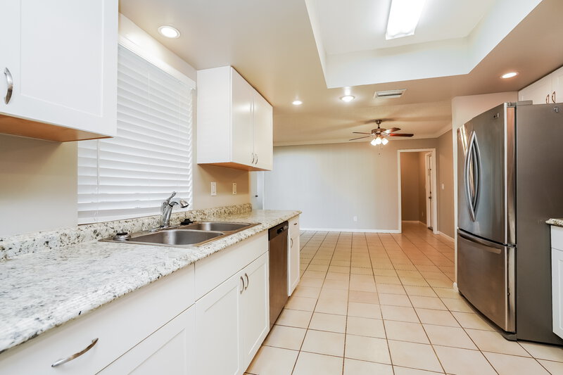 2,295/Mo, 413 SE 29th St Cape Coral, FL 33904 Kitchen View