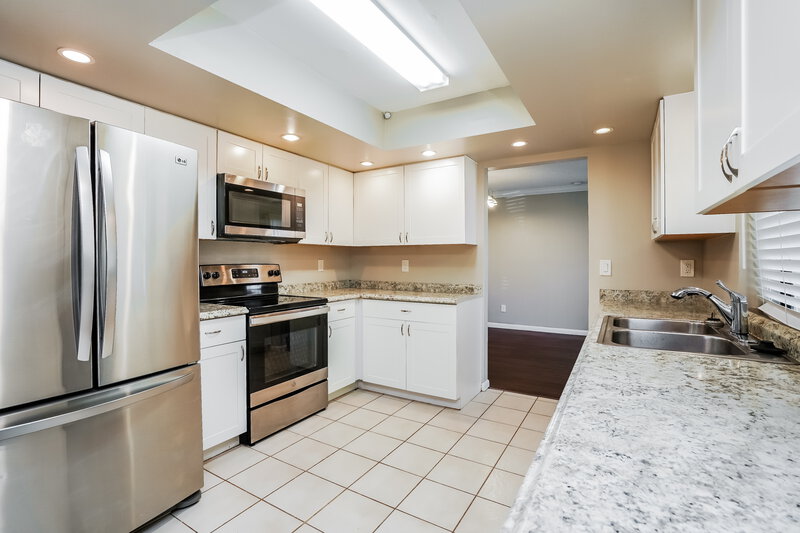 2,295/Mo, 413 SE 29th St Cape Coral, FL 33904 Kitchen View 2
