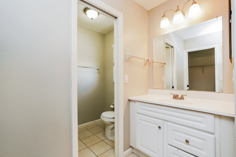2,295/Mo, 413 SE 29th St Cape Coral, FL 33904 Main Bathroom View
