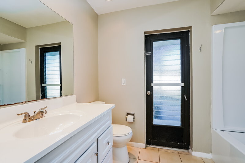 2,295/Mo, 413 SE 29th St Cape Coral, FL 33904 Bathroom View