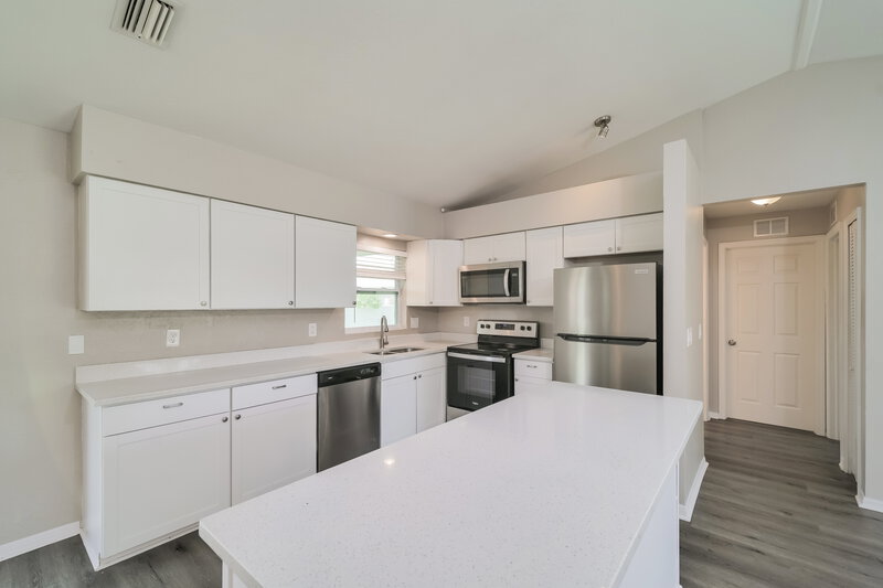 1,700/Mo, 706 SW 11th St Cape Coral, FL 33991 Kitchen View