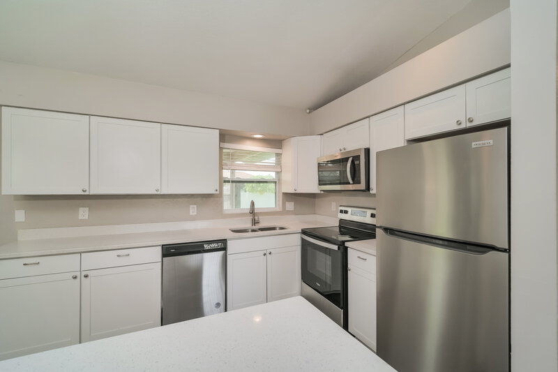 1,700/Mo, 706 SW 11th St Cape Coral, FL 33991 Kitchen View 3