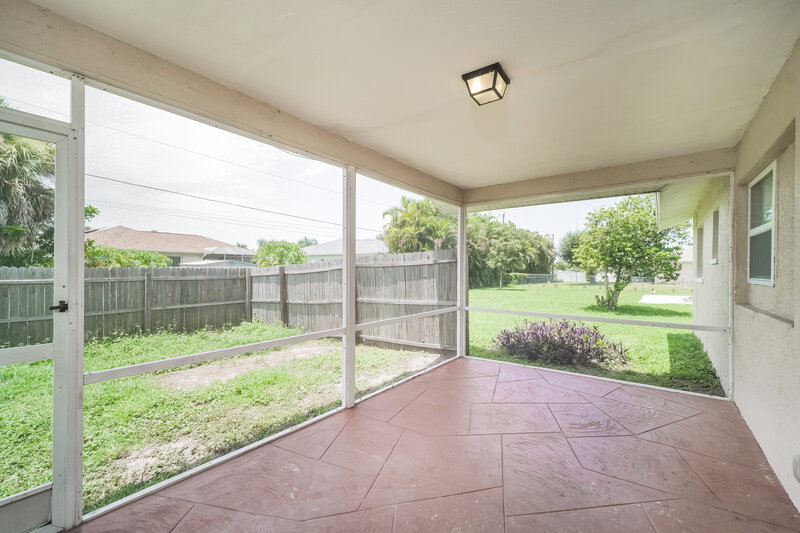 1,700/Mo, 706 SW 11th St Cape Coral, FL 33991 Sun Room View