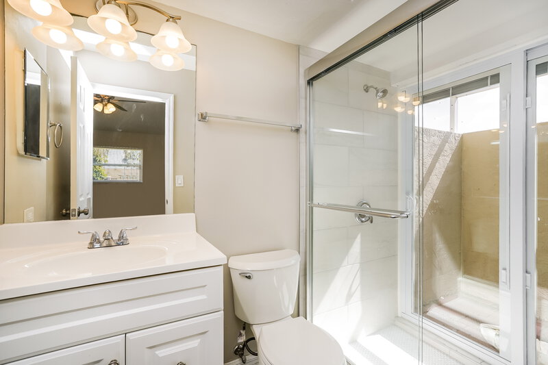2,940/Mo, 706 SW 11th St Cape Coral, FL 33991 Main Bathroom View
