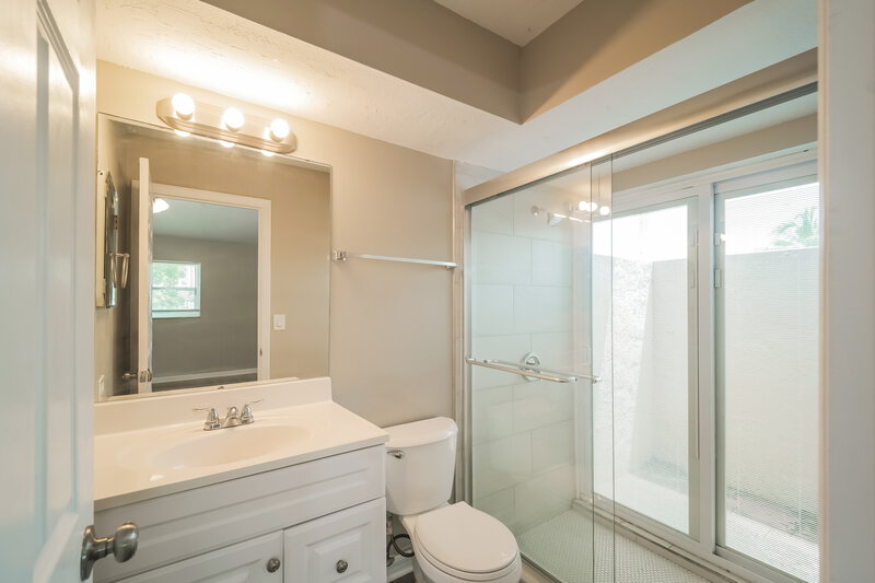 1,700/Mo, 706 SW 11th St Cape Coral, FL 33991 Main Bathroom View