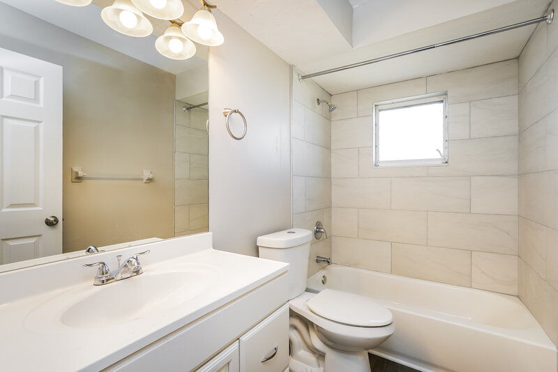 2,940/Mo, 706 SW 11th St Cape Coral, FL 33991 Bathroom View