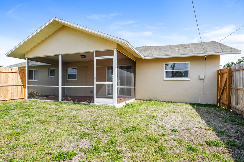 2,940/Mo, 706 SW 11th St Cape Coral, FL 33991 Rear View