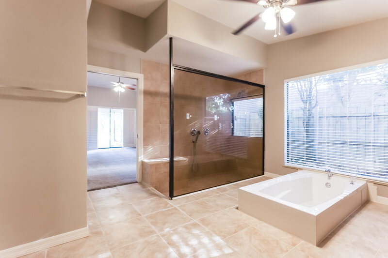 0/Mo, 1937 Princess Ct Naples, FL 34110 Main Bathroom View