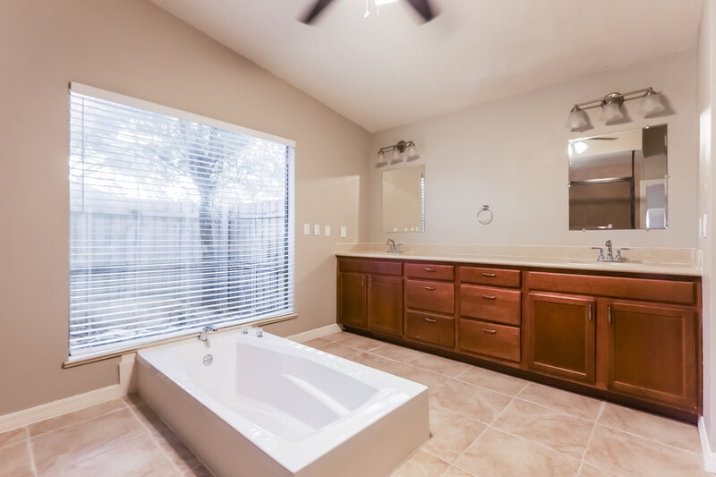 0/Mo, 1937 Princess Ct Naples, FL 34110 Main Bathroom View 2