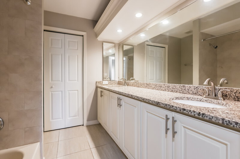 0/Mo, 1937 Princess Ct Naples, FL 34110 Bathroom View