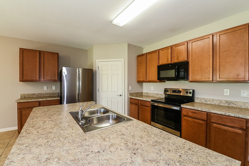 2,920/Mo, 173 SE 16th Ter Cape Coral, FL 33990 Kitchen View