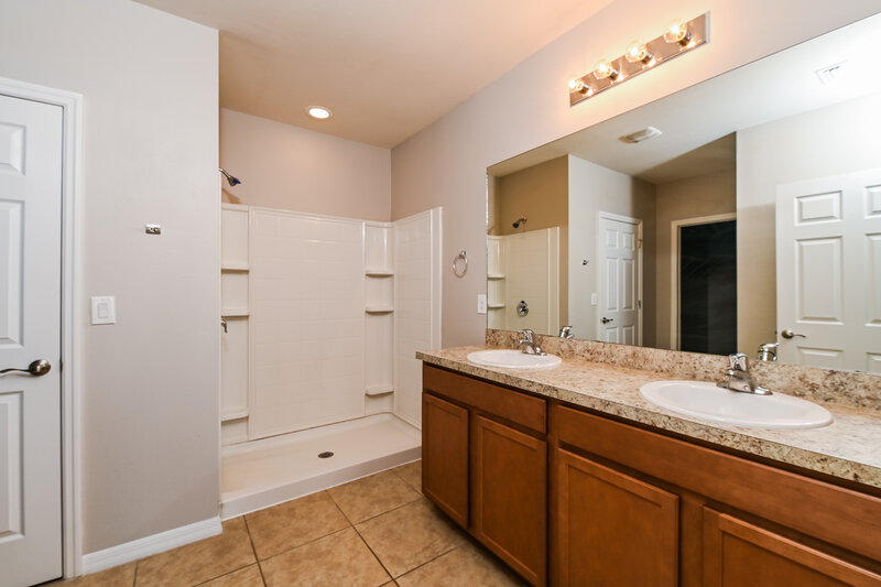 2,920/Mo, 173 SE 16th Ter Cape Coral, FL 33990 Main Bathroom View